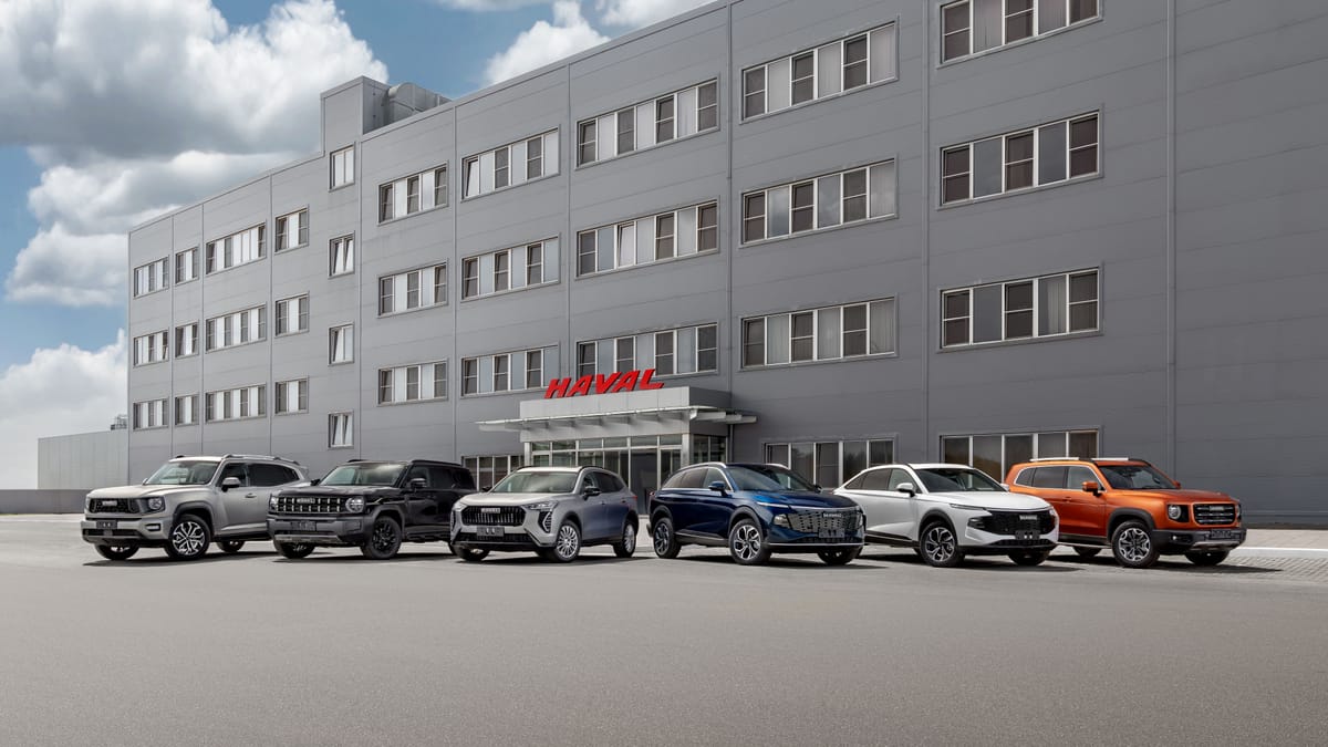 Модельный ряд HAVAL на фоне заводского корпуса в индустриальном парке «Узловая», Тульская область