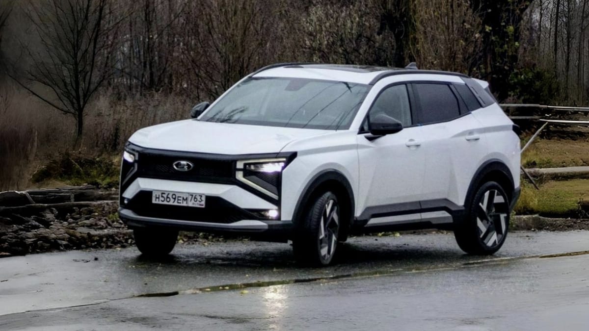 Предсерийный кроссовер Lada Azimut без камуфляжа на дороге в Тольятти
