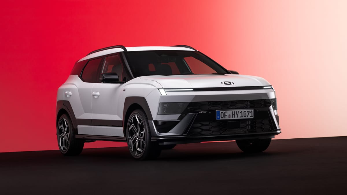 Белый Hyundai Bayon нового поколения на красном фоне