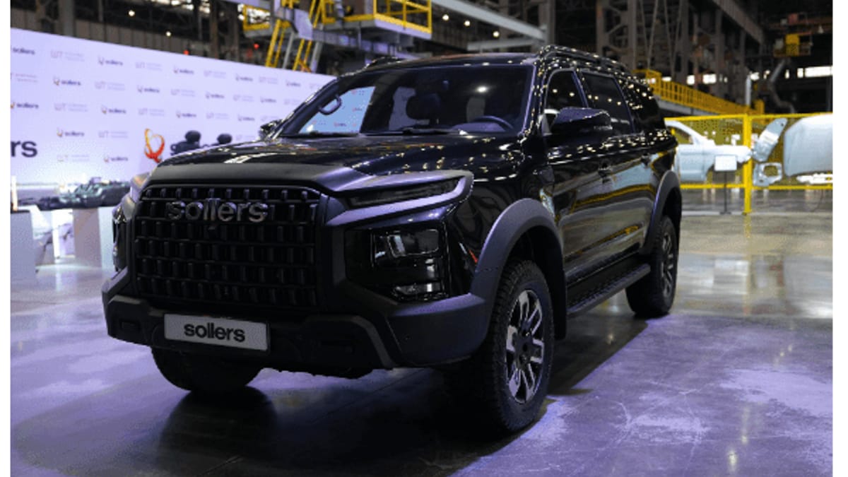 Предсерийный внедорожник Sollers S9 чёрного цвета в цехе завода в Ульяновске