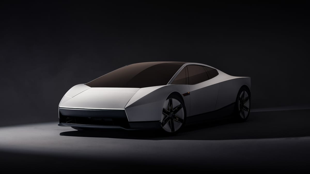 Белый Tesla Roadster в тёмной студии, вид спереди сбоку